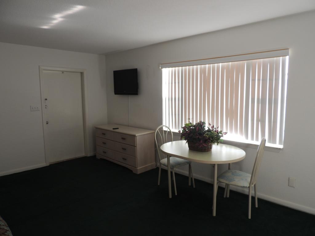 Rodeway Inn & Suites Winter Haven Chain Of Lakes Habitación foto